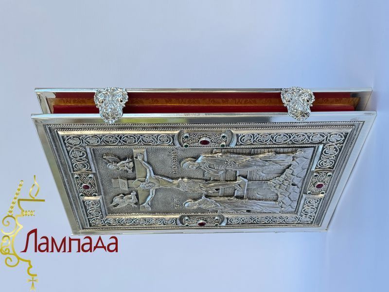 Евангелие в посеребрении украшено драгоценными камнями цирконий. 5-АН фото