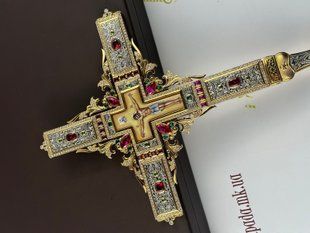 Напрестольный крест изготовлен из бронзы, в позолоте и посеребрении с красными камнями. SA152-2Ч фото