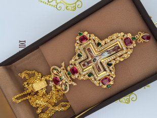 Крест изготовлен из бронзы в позолоте, украшен драгоценными натуральными камнями цирконий SA485 фото