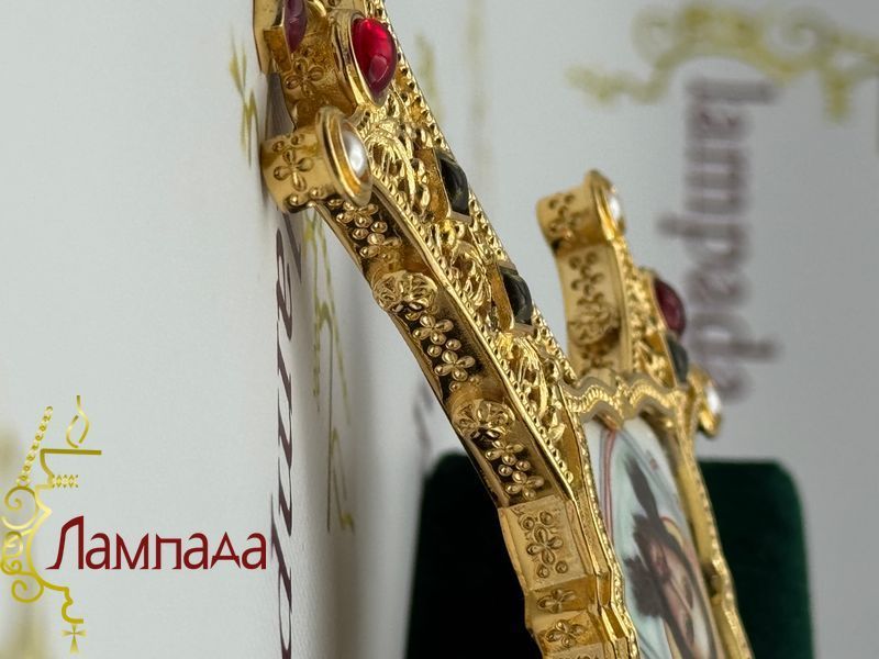 Хрест виготовлений з бронзи в позолоті оздоблений дорогоцінним камінням цирконій DN-1 фото