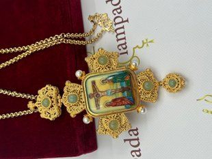 Крест изготовлен из бронзы в позолоте, украшенный драгоценными камнями цирконий. DN-8 фото